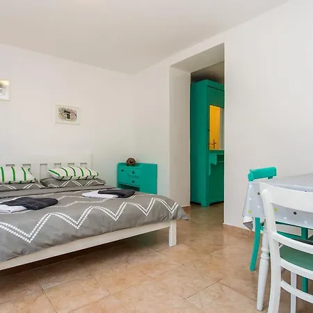 Apartman Studio Tea 1 Guest house 3*